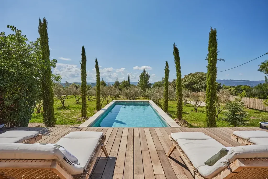 Grande Piscine avec cyprès