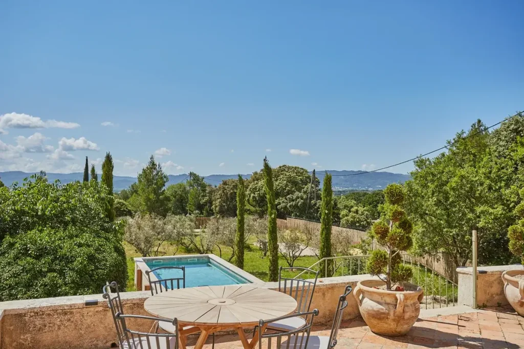 Terrasse avec vue sur la vallée
