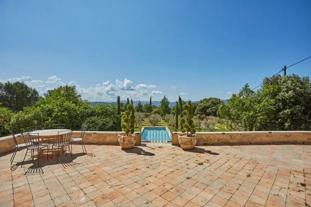 Terrasse vue piscine luberon